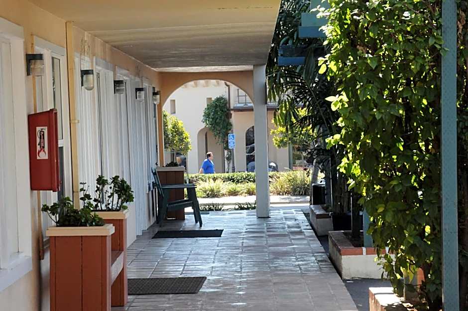 Oasis Inn and Suites