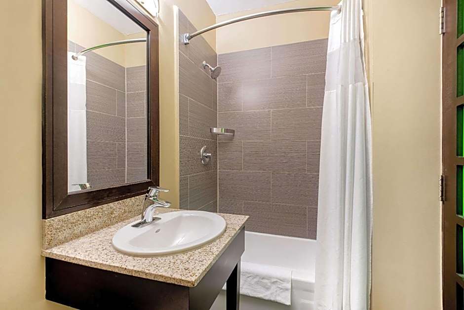 La Quinta Inn & Suites by Wyndham Oshawa