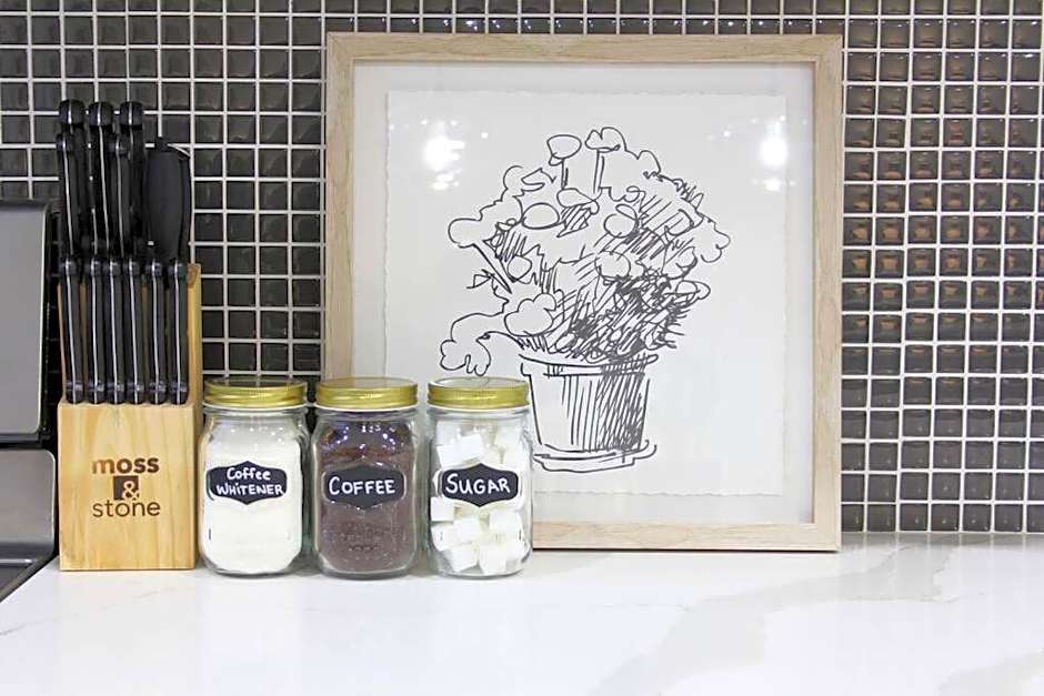 Executive Bsmt Suite, King Bed, 5 min to DT & Whyte Ave, Sleeps 6!