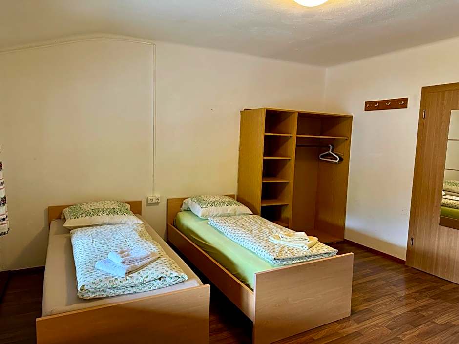 SKILL Mountain Lodge - Ski und Bike Hostel im Sommer mit JOKER CARD