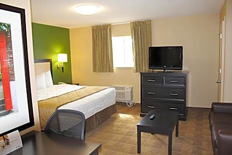 Deluxe Studio with One King Bed - Non-Smoking