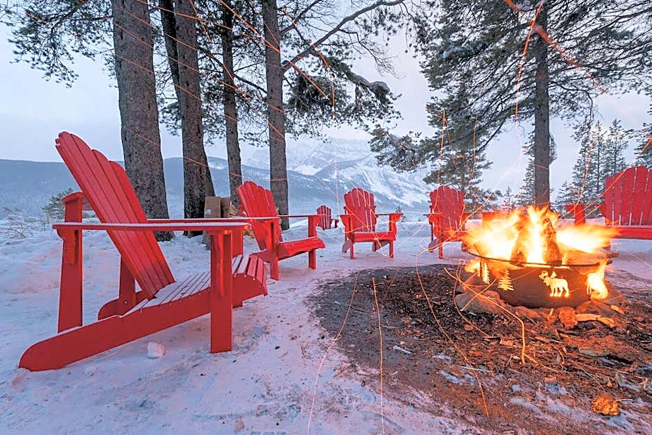 Storm Mountain Lodge Cabins Dining