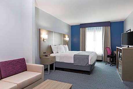 King Suite with Bathtub - Mobility Accessible/Non-Smoking