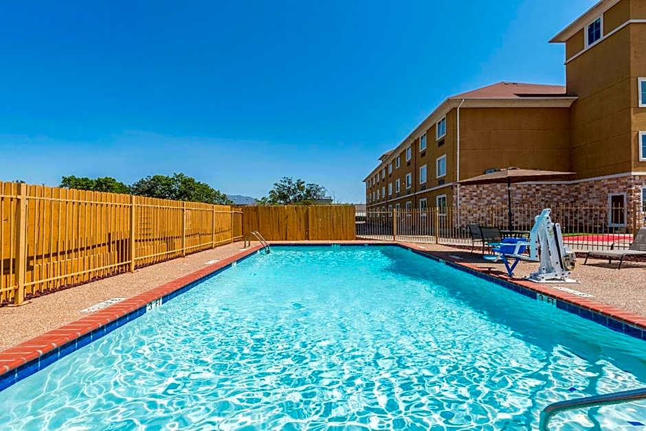 Days Inn & Suites by Wyndham Cleburne TX