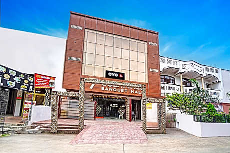 OYO 7 SOLITAIRE HOTEL AND BANQUET