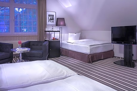 Family Room (2 Adults + 1 Child)