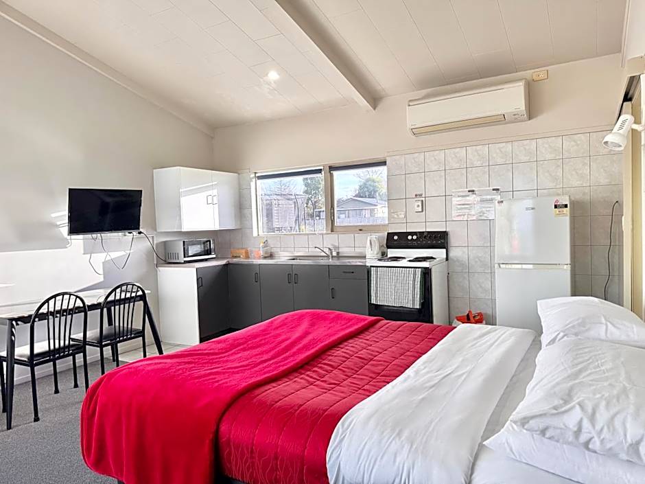 Jack & Di's Waiteti Lakefront Motel