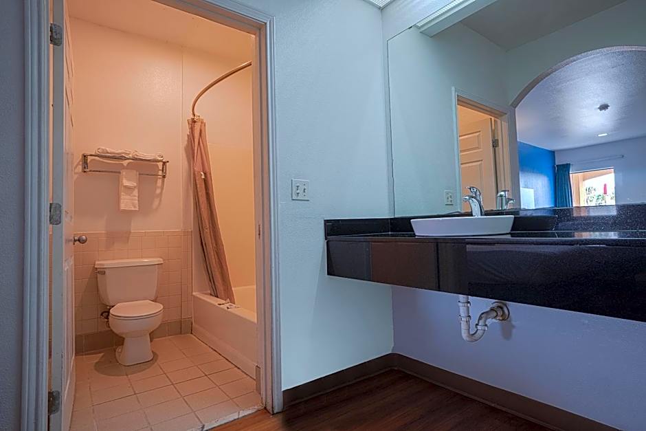 Island Inn By OYO Galveston Beach, TX