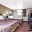Super 8 by Wyndham Bismarck