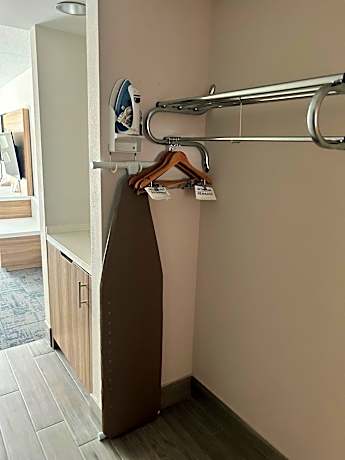 King Studio Suite with Bath Tub - Mobility Access/Non-Smoking