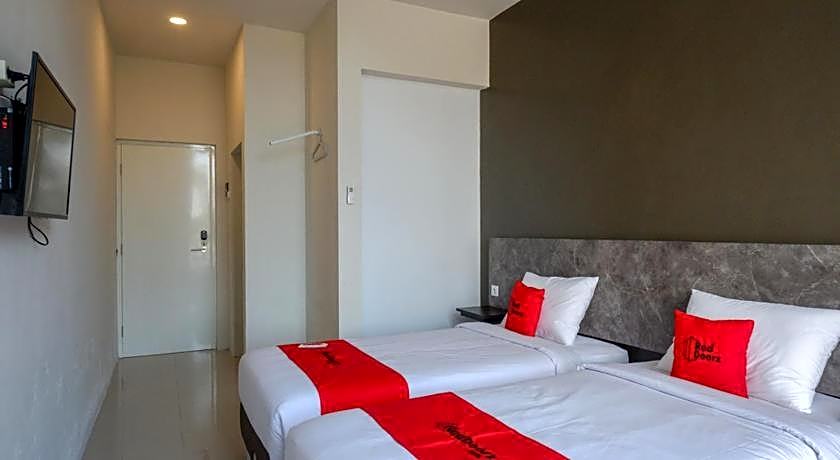 RedDoorz Plus near Solo Baru