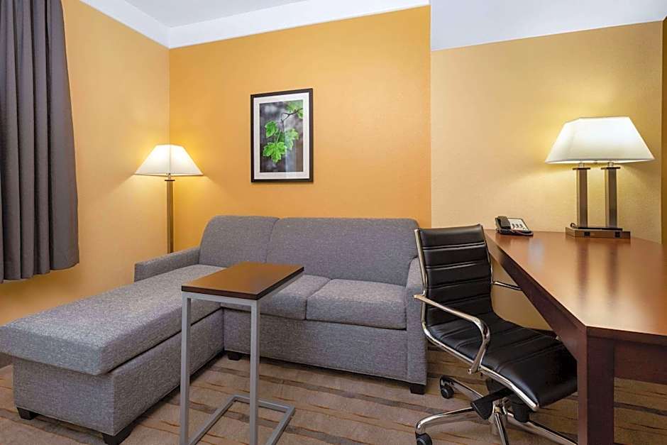 La Quinta Inn & Suites by Wyndham Houston Nw Beltway 8 / West Rd