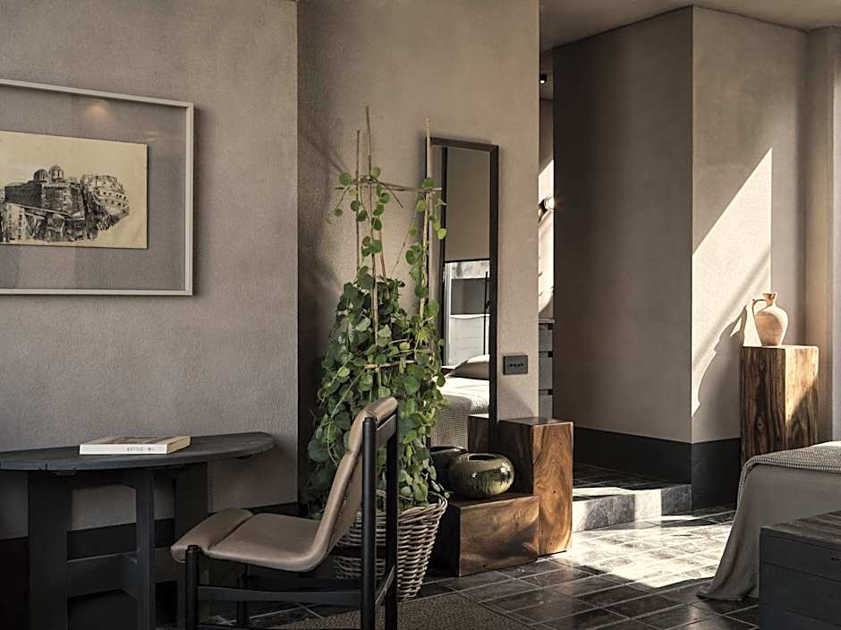 Monastik Living in Athina