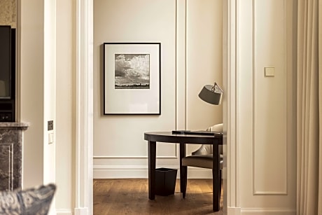 Junior King Suite with Canal View