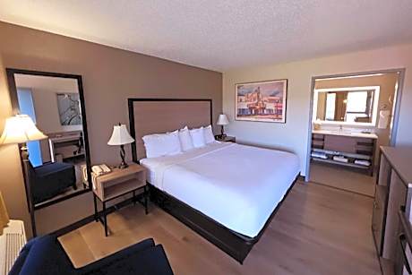 King Room with Bath Tub - Mobility Accessible/Non-Smoking