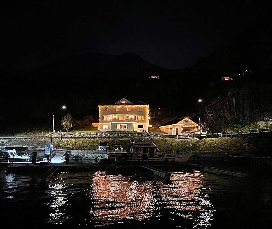Svingen Guesthouse - Panoramic Fjord Views in Flåm