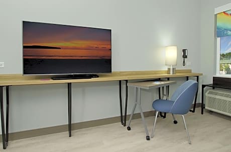 1 King Hearing Accessible Room