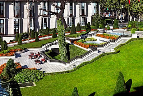 Courtyard Room Two Twin Beds