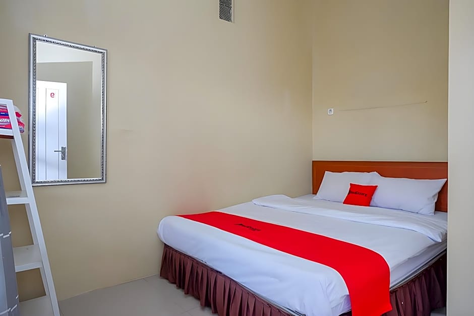 RedDoorz Syariah near Terminal Mendolo Wonosobo 2