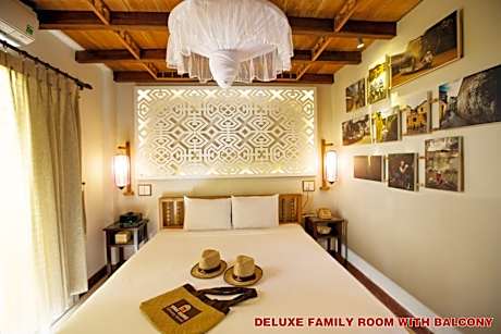 Deluxe Family Room with Window and Balcony