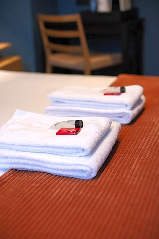 Gillis Eight Guest Rooms by Romy&Travis