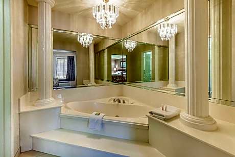 King Suite - Non-Smoking