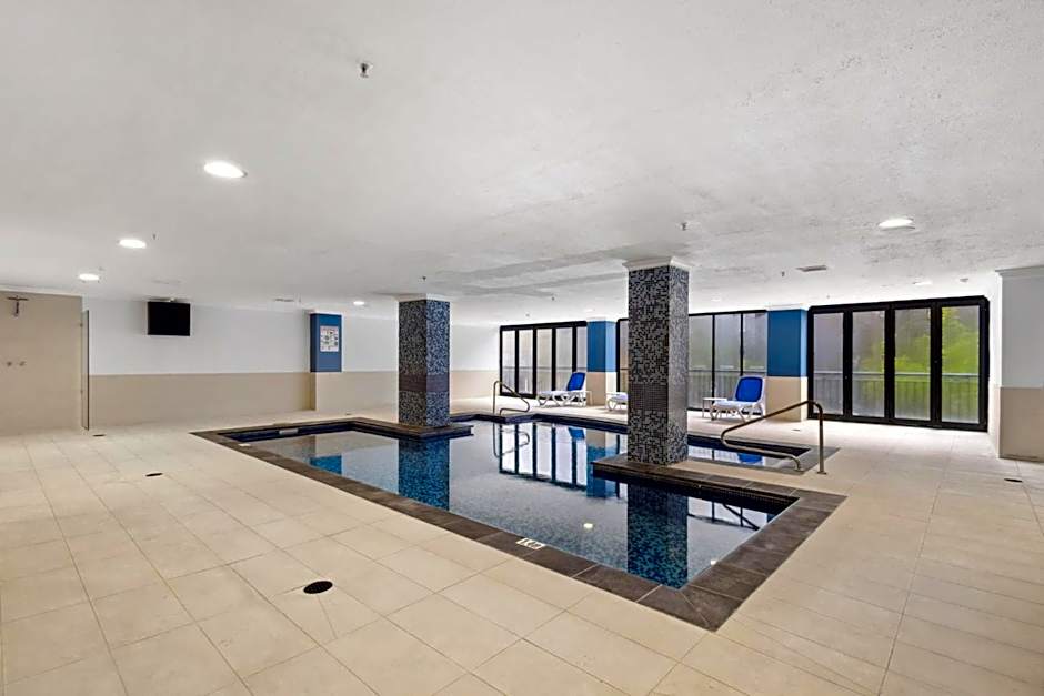 Cozy City Apartment with Stunning Views and Ameni