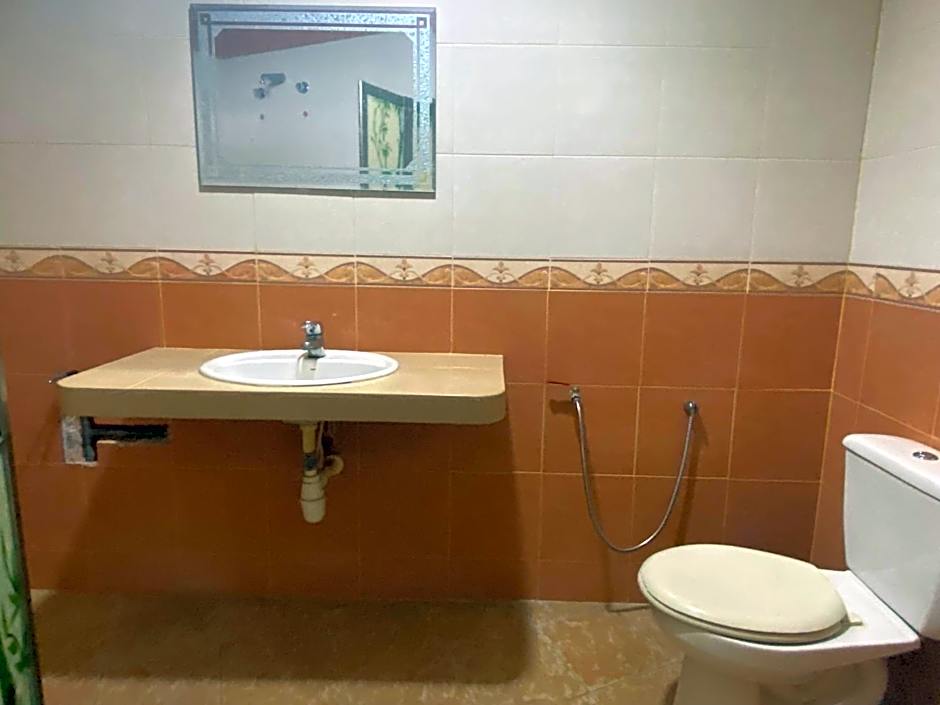 OYO 90896 Gold Hill Hotel