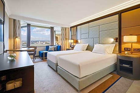 Executive Twin Room with Danube View and Executive Lounge Access