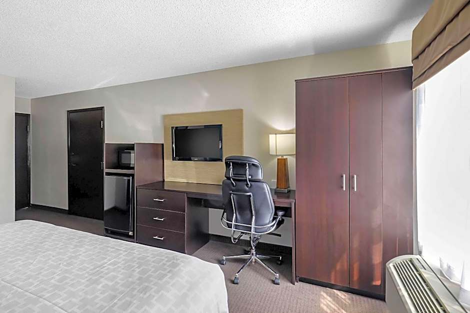 Clarion Inn & Suites DFW North