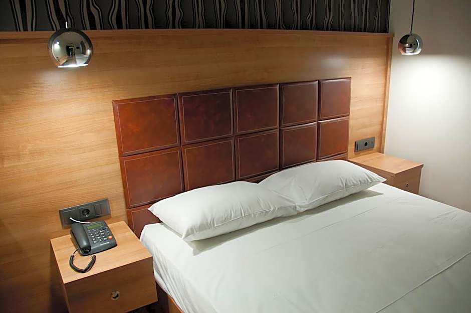 Metropolis Hotel