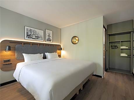 Superior Room - 1 King Bed