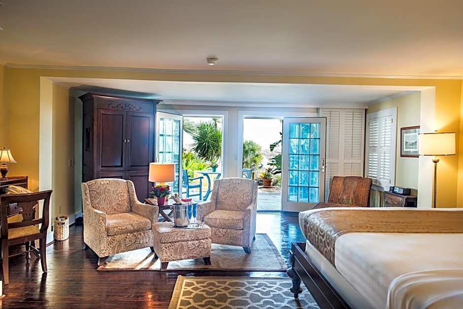 Elizabeth Pointe Lodge