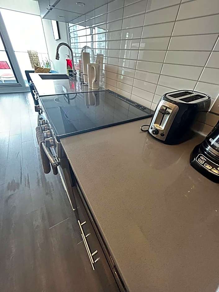 Cozy 2 Bedroom by Eaton Centre Mall