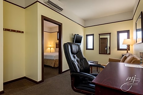 Deluxe King Suite