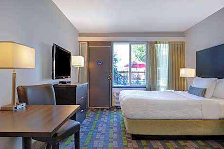 Superior Queen Room with Queen Bed and Pool View - Non-Smoking