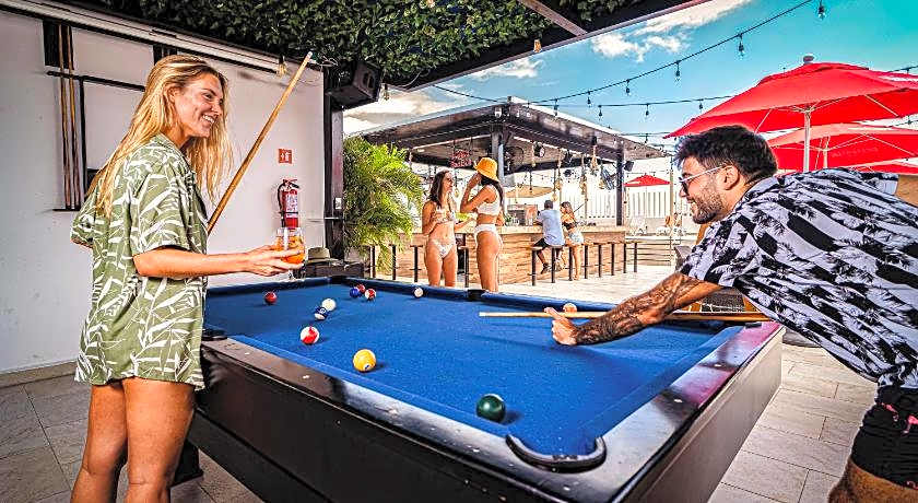 Nomads Party Hotel & Hostel