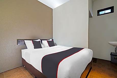 Capital O 1898 Louise Place