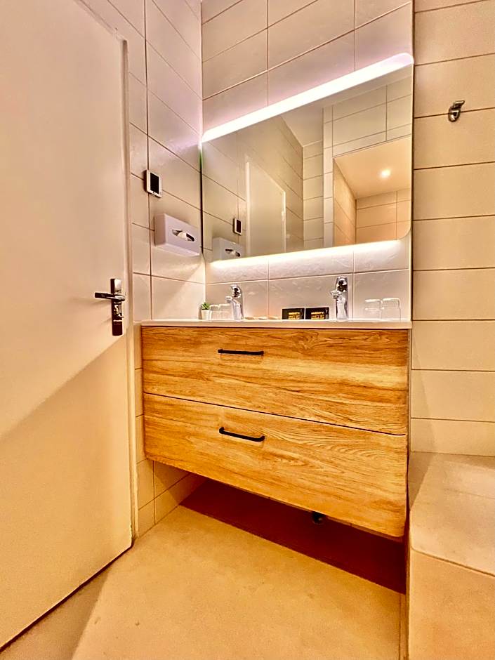 LIBERATION CENTER - PRIVATE Balcony - 24&7 RECEPTION - LUGGAGE STORAGE