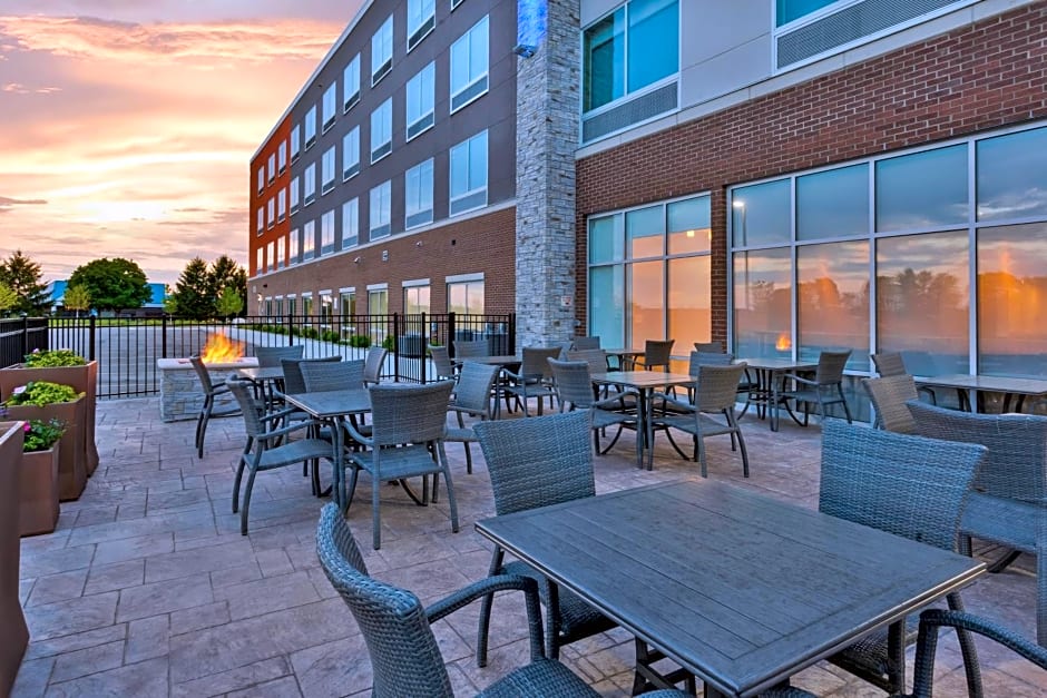 Holiday Inn Express and Suites Grand Rapids Airport- South By IHG