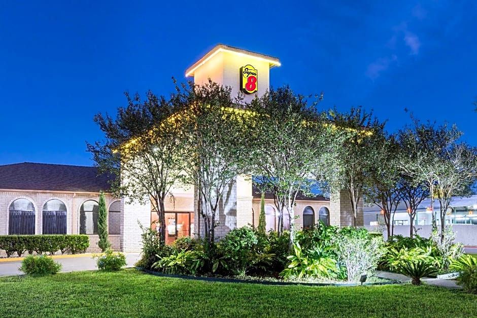 Super 8 by Wyndham San Antonio at I-10