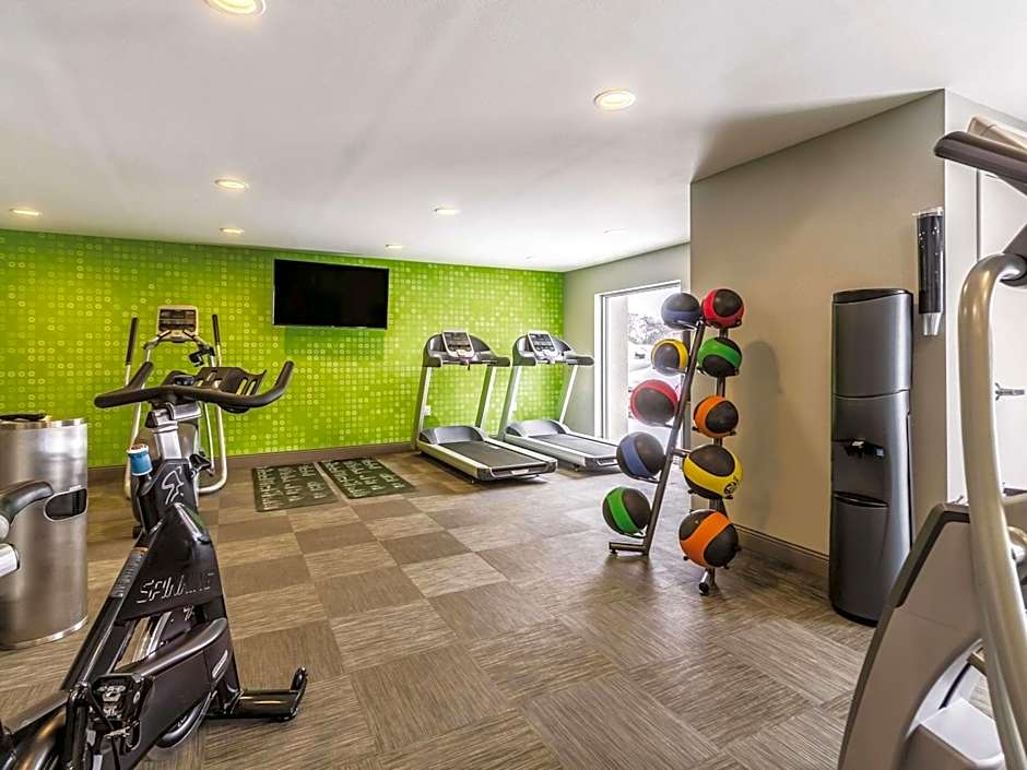 La Quinta Inn & Suites by Wyndham Cleveland - Airport North