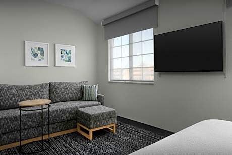 King Studio with Sofa Bed - Hearing Accessible