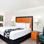 La Quinta Inn & Suites by Wyndham Fort Myers Central