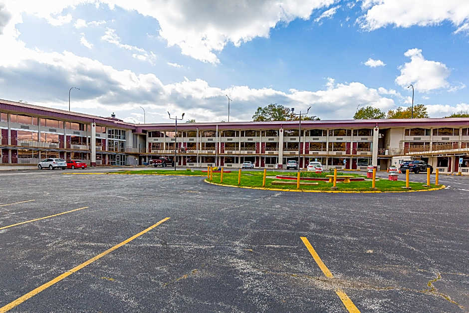 OYO Hotel Moline Downtown IL I-74 North