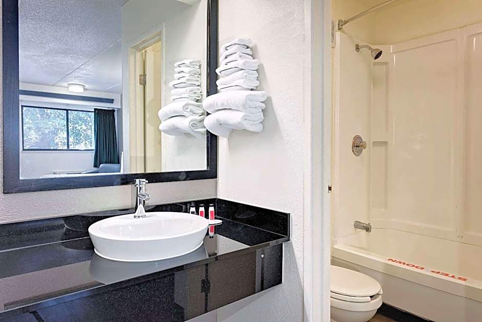 Travelodge by Wyndham College Park