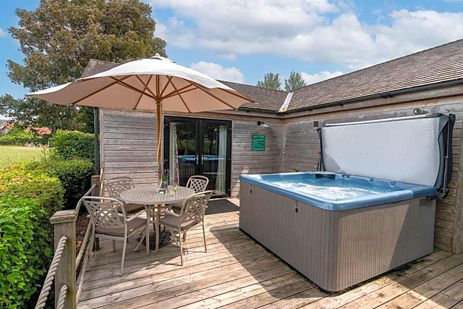 Tor Farm Lodges - Private Hot Tubs, Shared Seasonal Outdoor Pool, Dog Friendly