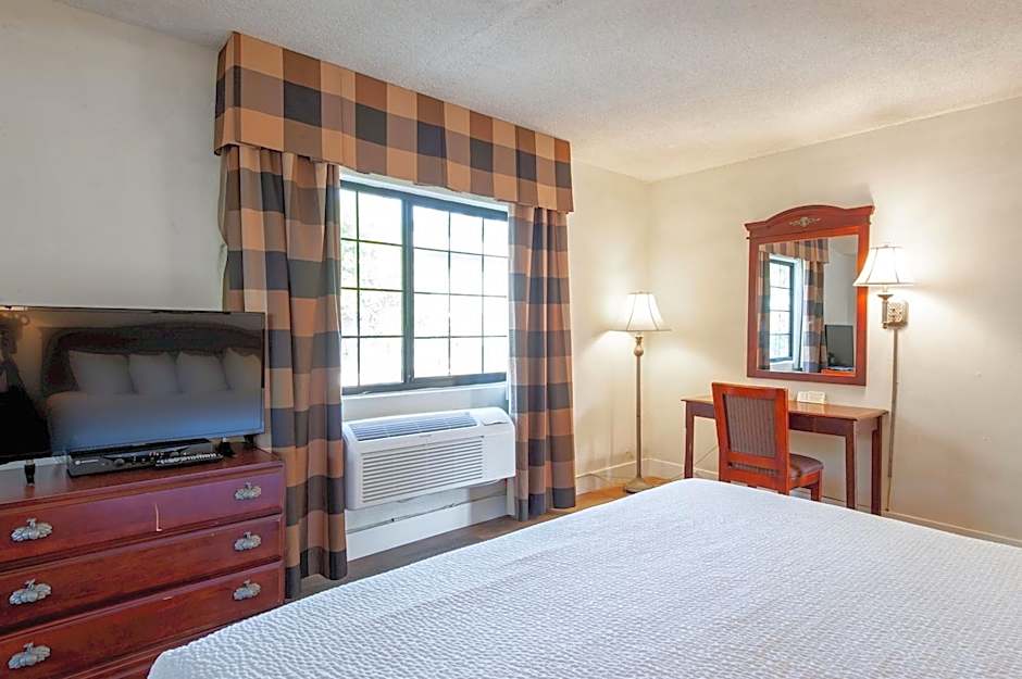 Studio City Court Yard Hotel