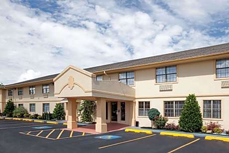 Super 8 by Wyndham Sulphur