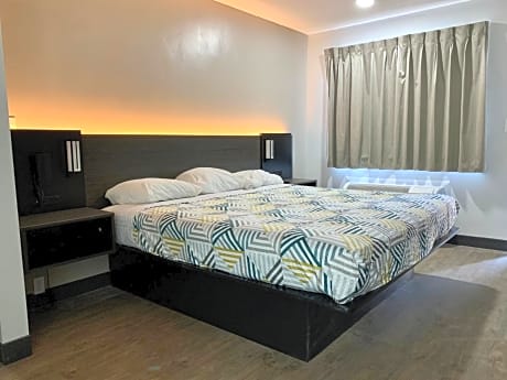 King Room with Roll-in Shower - Disability Access - Non-Smoking